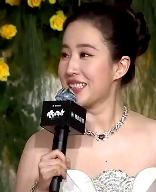 刘亦菲又因为身材被嘲了。

《玫瑰的故事》里那个泳装镜头，网上就炸了，说她“腿粗