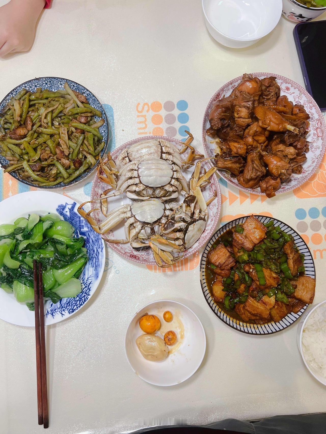 今天曾医生生日，老婆问我想吃什么，我说今年还没吃过大闸蟹，15块一只的母蟹，满黄