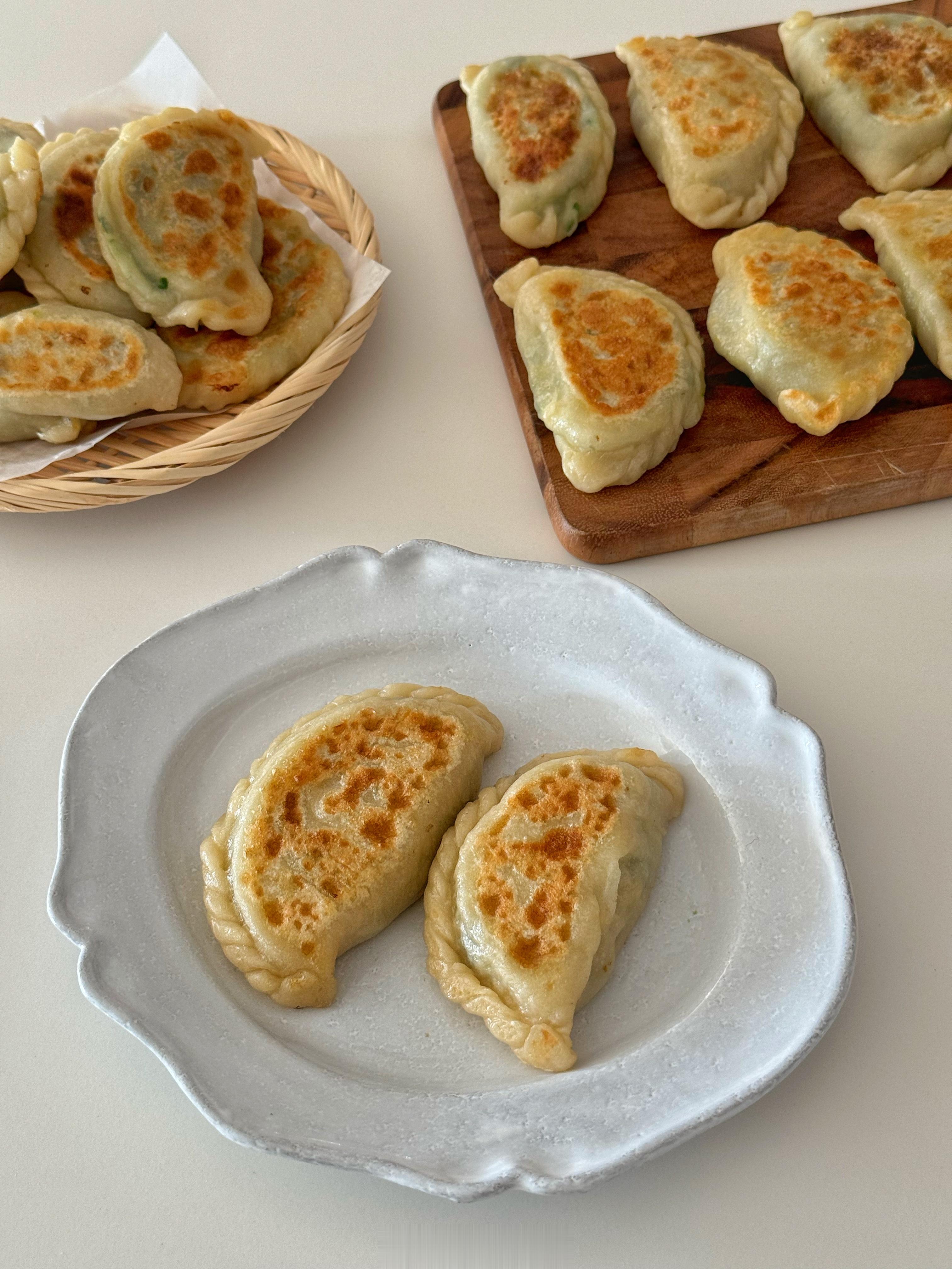 今天玩中式，给女孩儿的下课小点心，韭菜盒子🥟🥟 ​​​