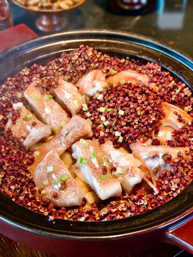 解香楼，米其林二星🌟🌟，升星后第一次来，确实也距上次要有两年了。咸鲜的葡萄鸡