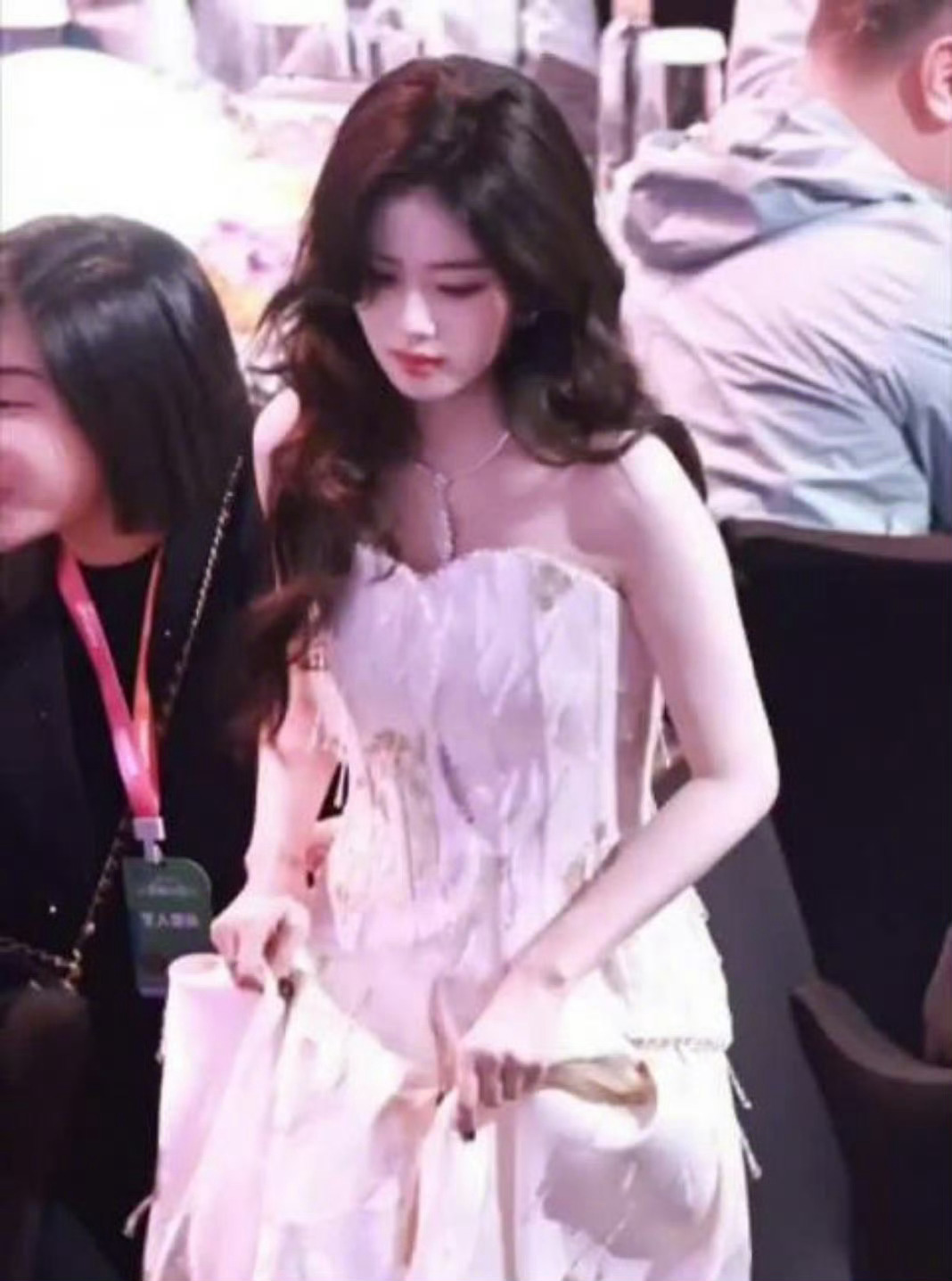 白鹿已经二封尖叫女神了，真的不在意这种氪金就能得的口播“奖”，尖叫之夜上这“奖”