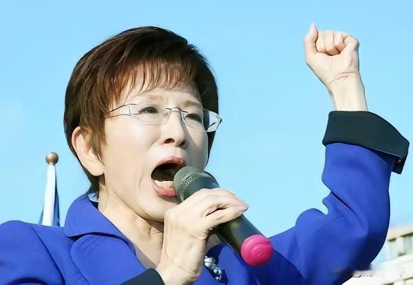 洪秀柱终于坐不住了！
今天她发出声音，指出网上说她站队某个人的说法是不实信息。到