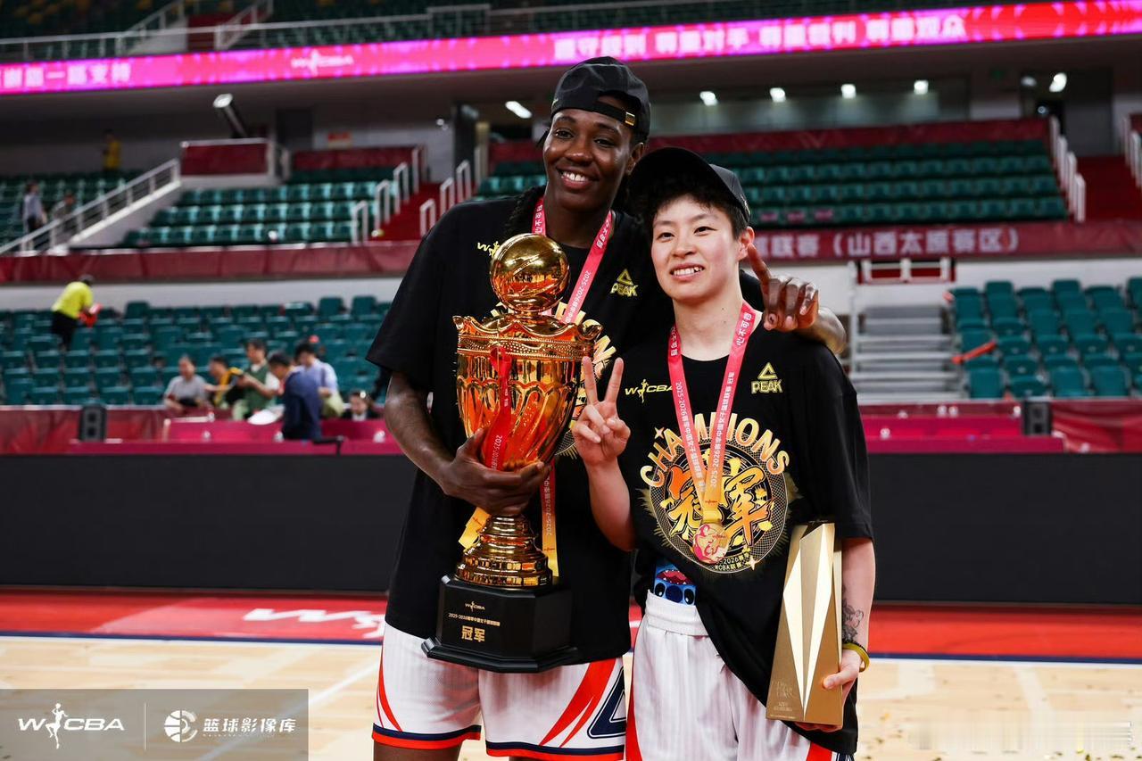 四川女篮下赛季可以继续签约霍华德

前天晚上现场记者采访她，问她作为四川女篮在总