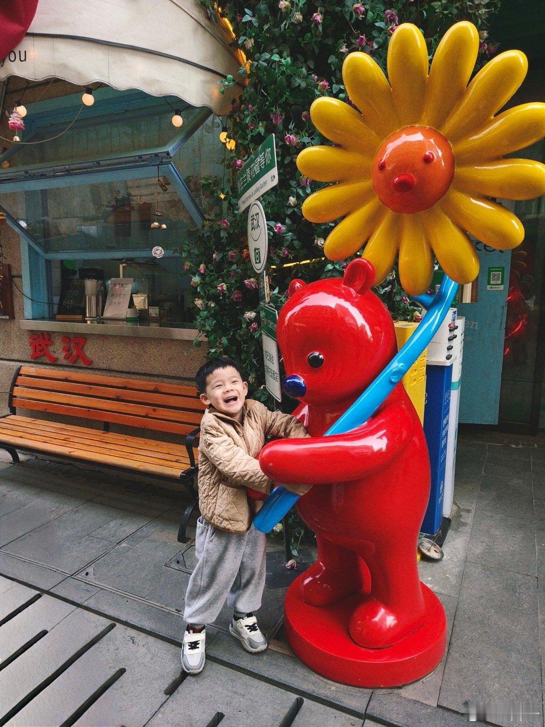 被冠军妈妈的育儿观狠狠圈粉被徐梦桃妈妈的育儿观狠狠打动。她始终说：世界上有很多路