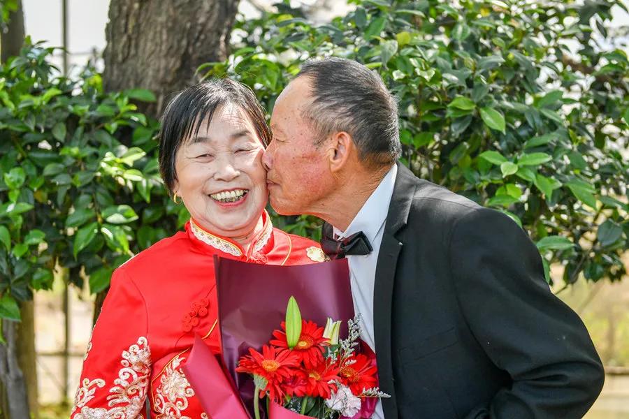 五月二十日这天，一对年纪偏大的男女走进婚姻登记处办理结婚手续，男方今年六十八岁，
