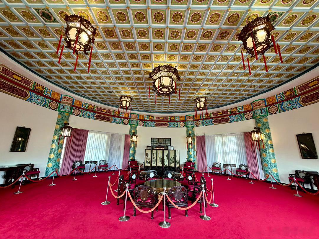 台北中山楼。这个地方是台湾很重要的历史建筑，每周六对外开放。里面能看一楼和三楼。
