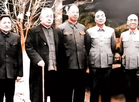 珍藏版历史照片。
这是一张1963年陈毅，邓小平等在玉泉山疗养院时留下的一张珍贵
