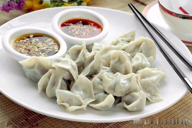 饺子在餐桌上的“身份”很特殊，还有一个美好的寓意，就是“娇子”的代名词。它游走在