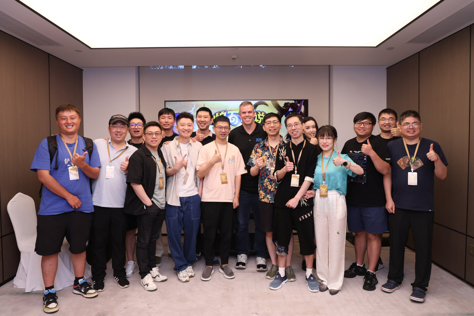 #炉石传说# 今天我们之所以相聚在这里，是为庆祝我们从小玩到大的炉石传说官宣国服