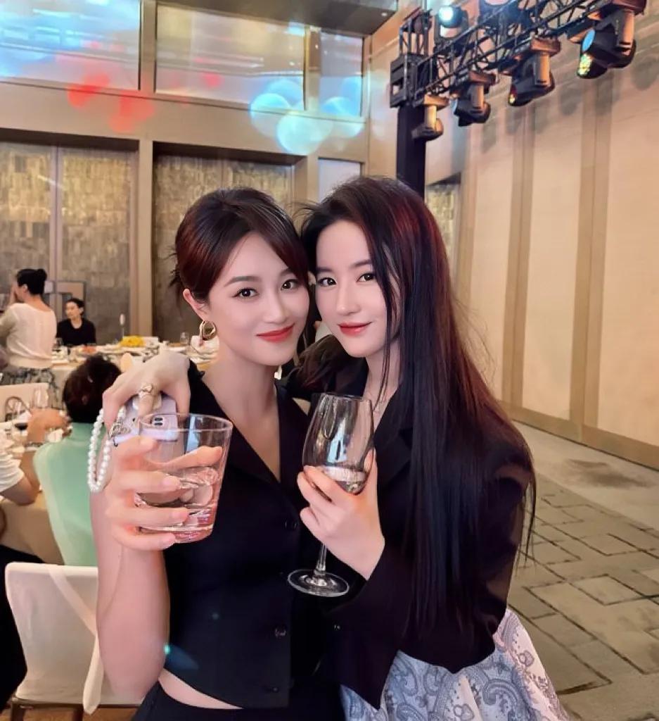 近日，娱乐圈内一幅温馨画面引起了不少关注。演员蓝盈莹在社交媒体上大方分享了与刘亦