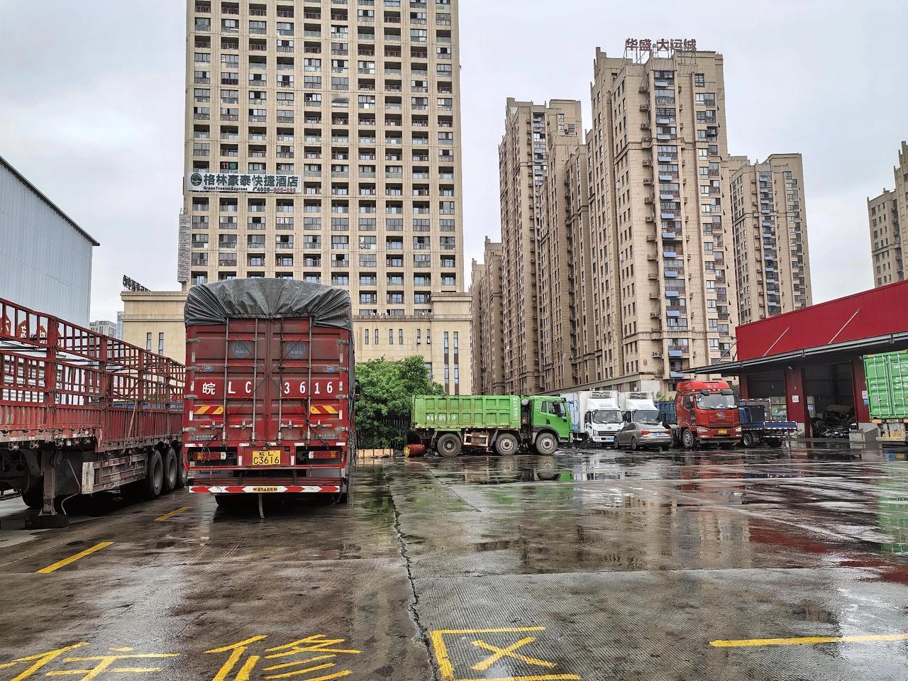 我认为合家出游五一假期全家一致决定，回老家。

早上7点多，全家围在一起商量五一