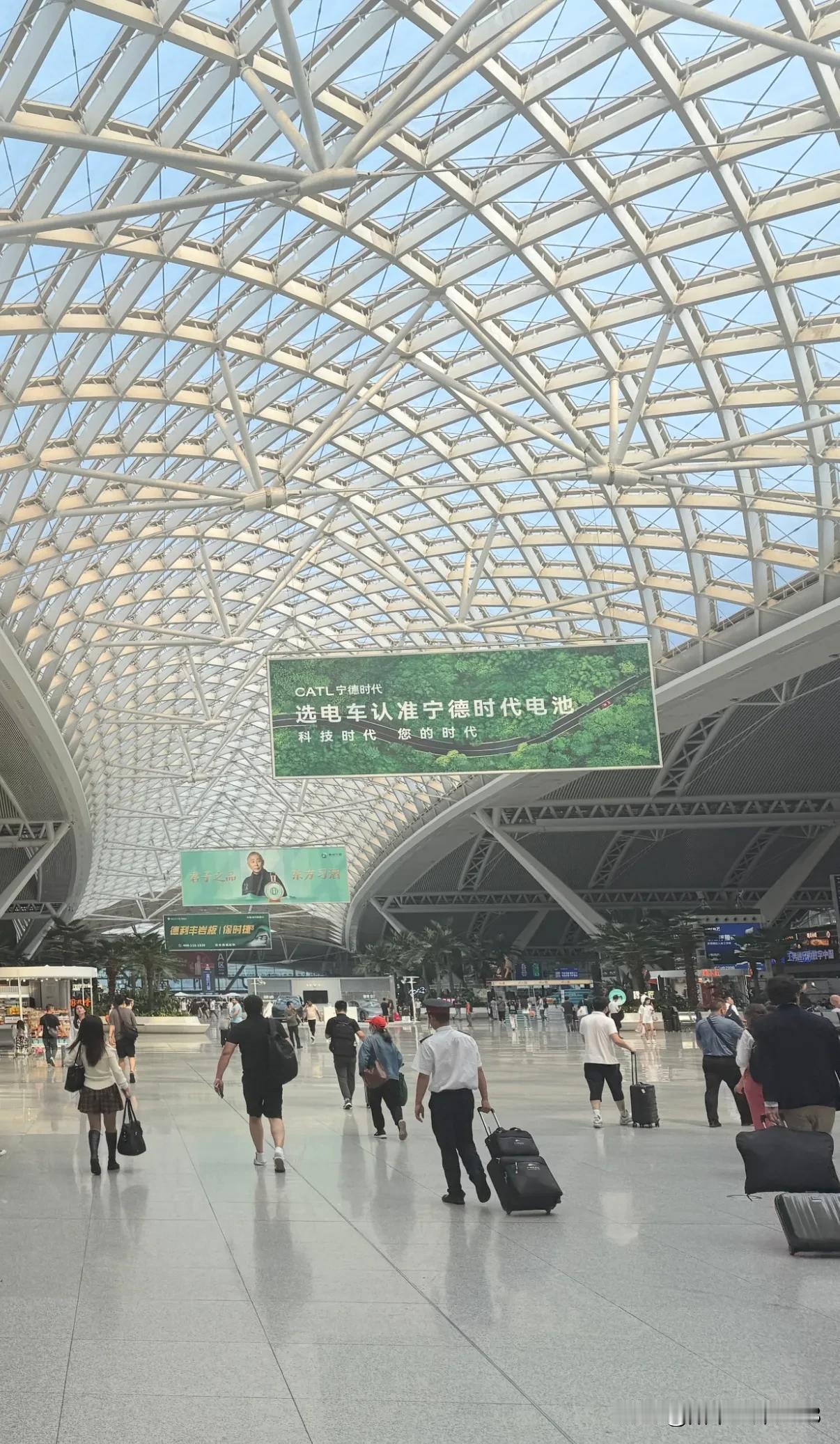 广州南站很大
AB区域之间很宽
休息地方很富余
两侧商业餐饮很多
关键还有点机场