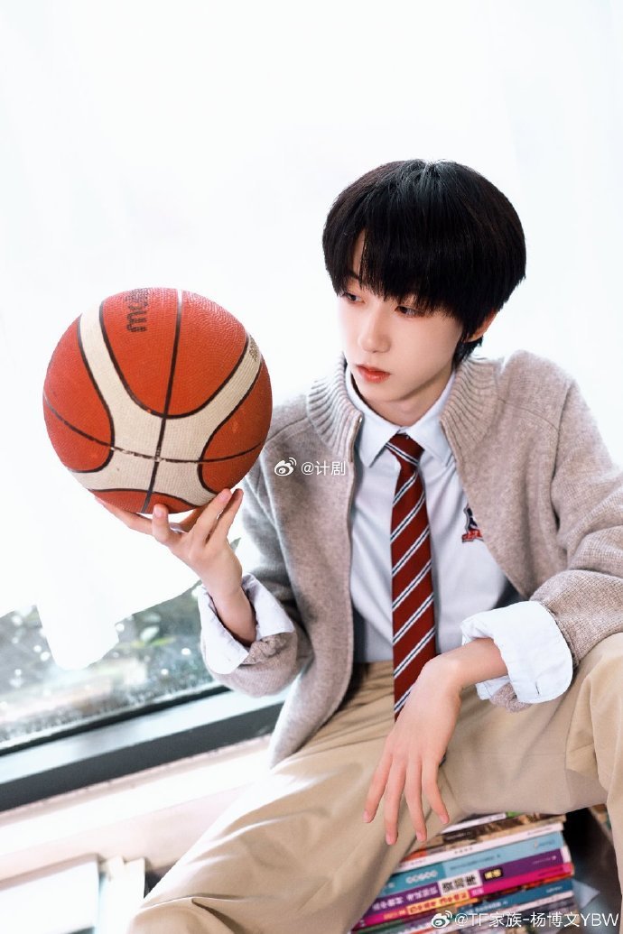 杨博文的第一条角色博在杨博文怀里躲过扫射哥控 那个怀抱的镜头我反复拉进度条看了十