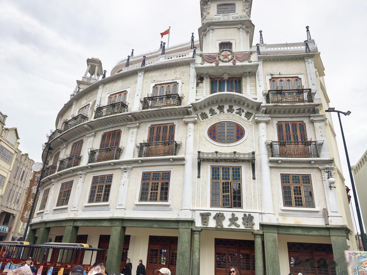 潮汕有哪些好看的景点?
潮汕地区有许多好看的景点。潮州广济桥是中国四大古桥之一，