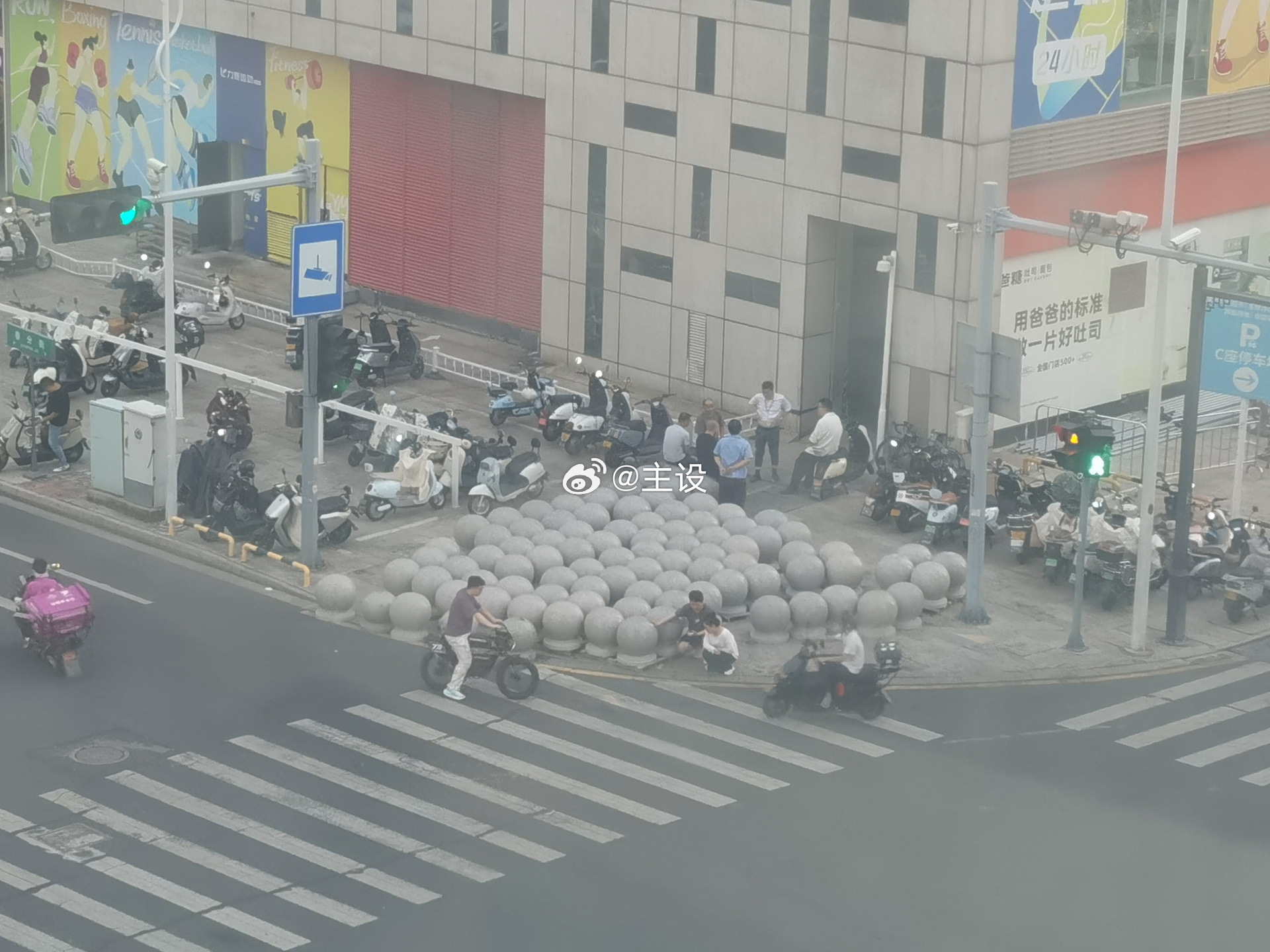 露天，群趴 