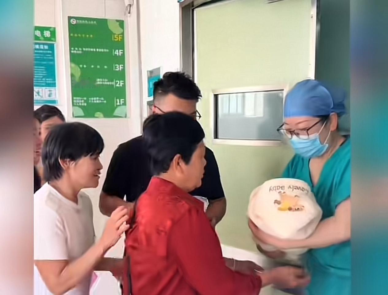 小爽四胎终于得子，产房外的这一幕太讽刺了，所有人喜极而泣的时候，恐怕婆家忘了小爽