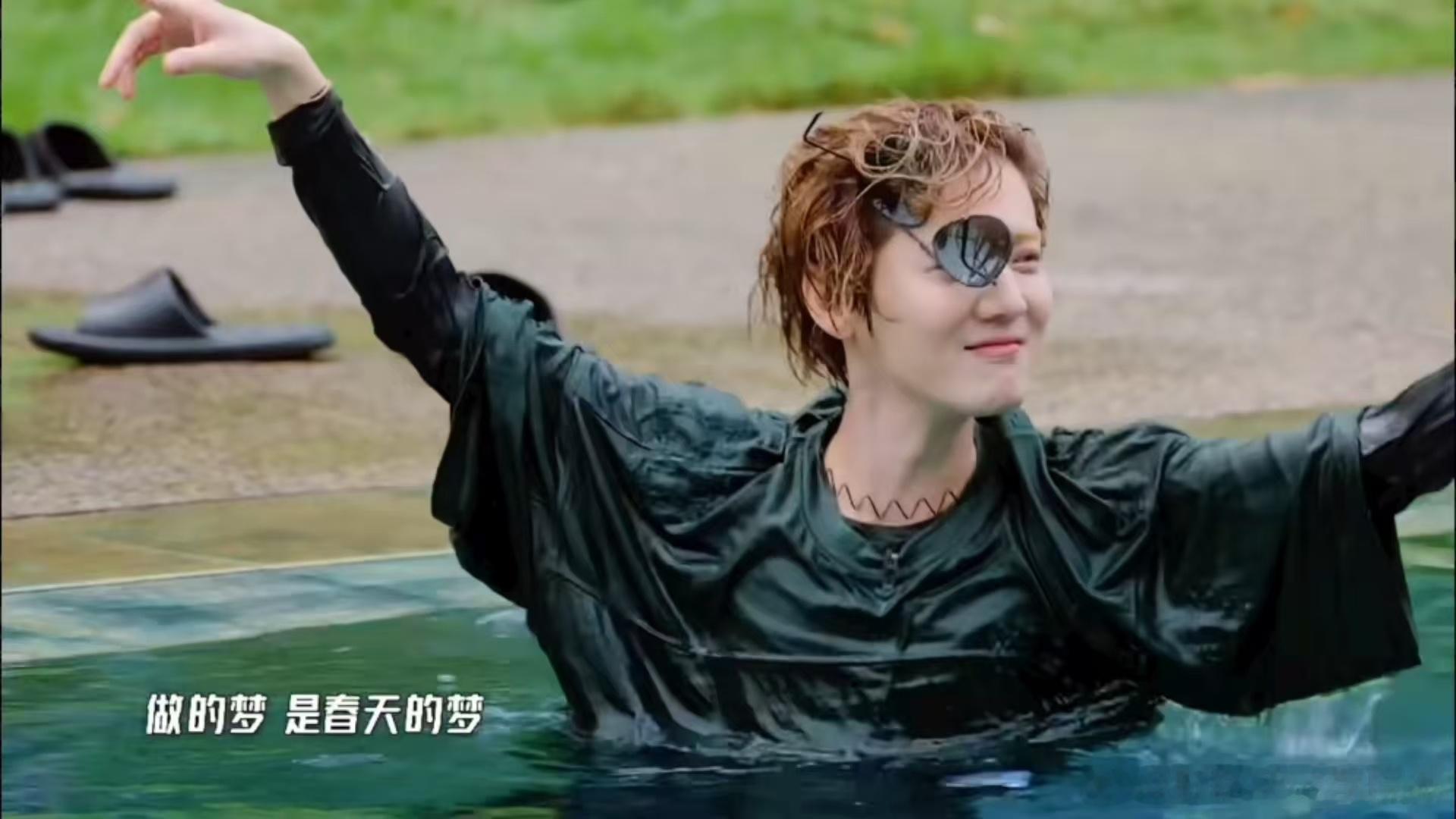 鹿晗说没发录鹿晗脸上是泪水还是雨水哈哈哈哈哈 谁懂啊，五哈刚开录就下大雨，紧急转