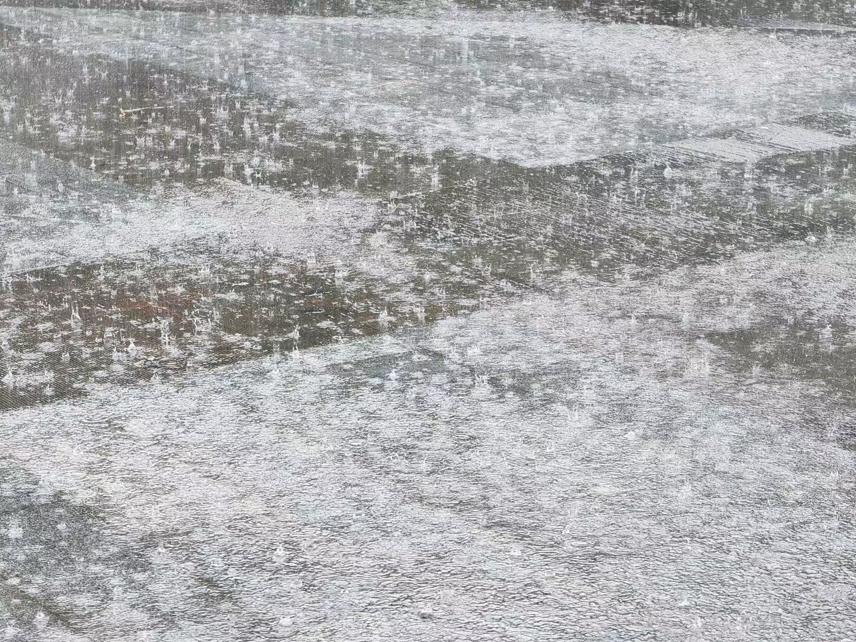 当准备出门去海边，雨下的那么认真！ ​​​