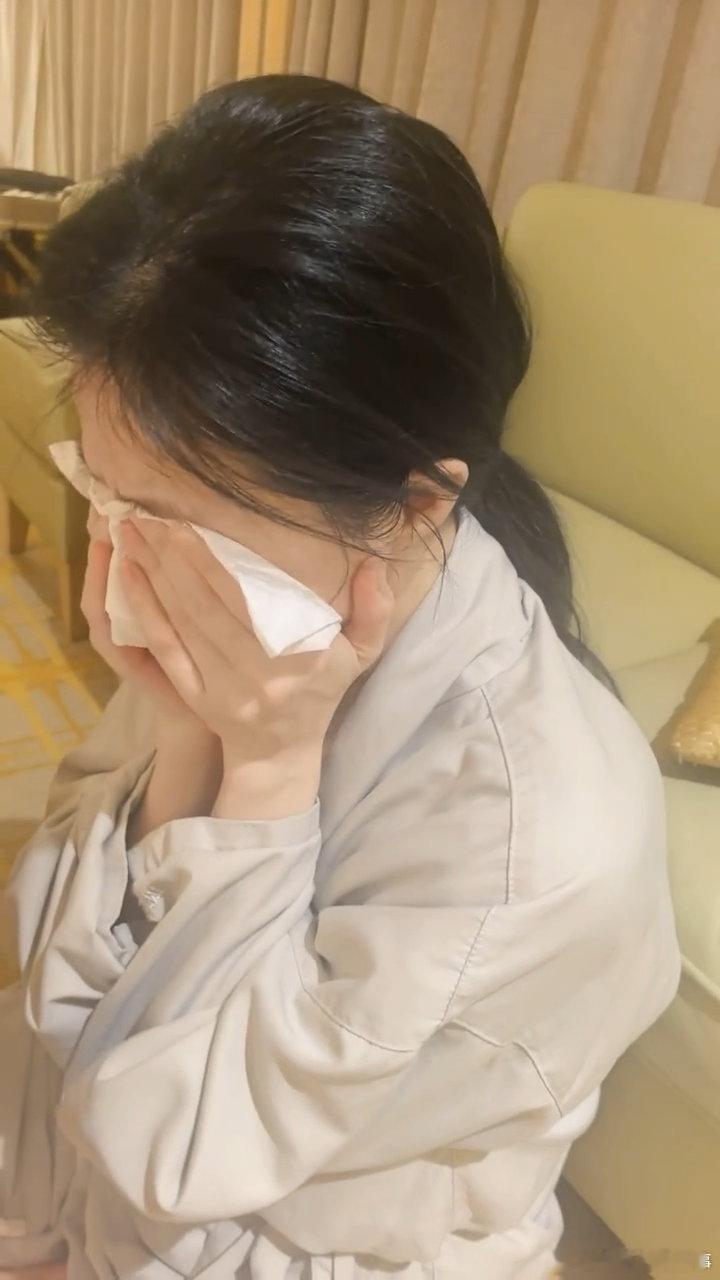 蒋欣微醺后又哭又笑的 蒋欣微醺后的真心话，既有小女生的脆弱，又有大女人的坚韧，太