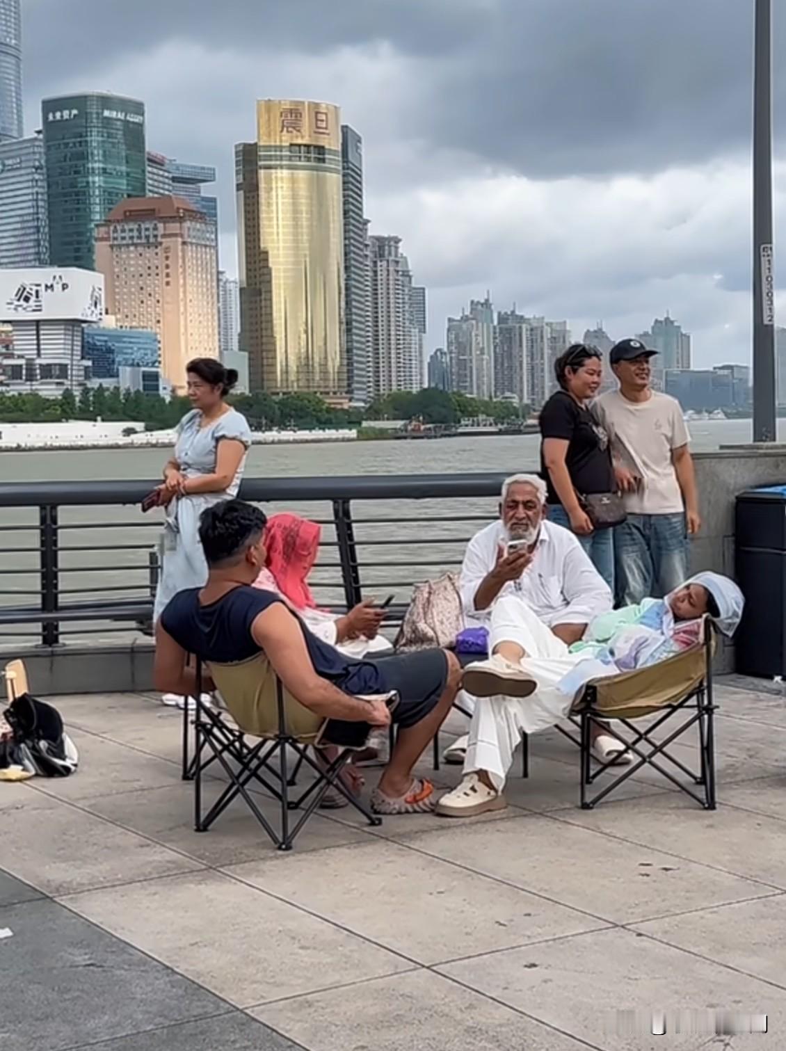 印度人来上海外滩旅游观光，直接摆上椅子坐在那，这素质堪忧啊[捂脸]