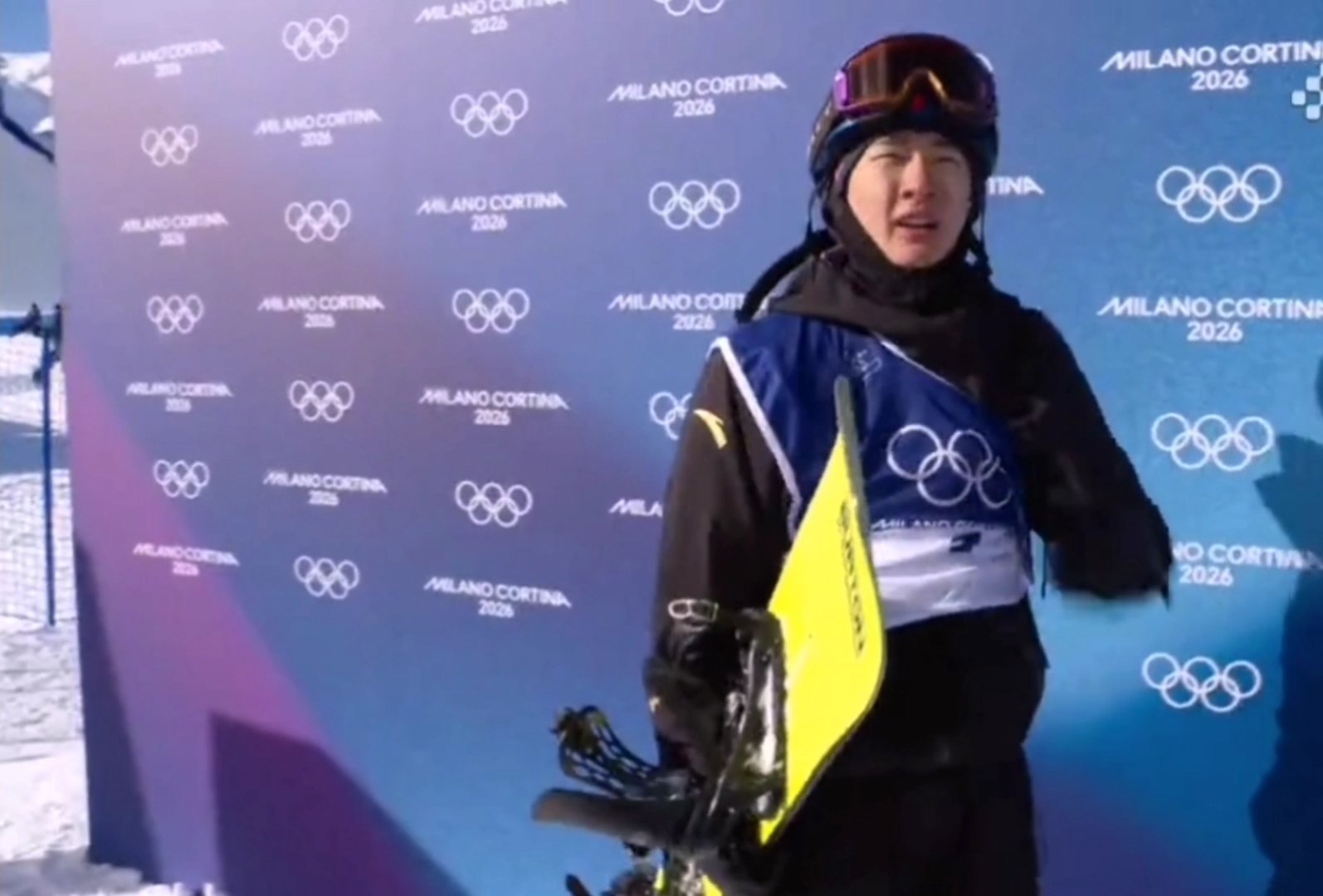 苏翊鸣头盔上贴了中国国旗🏂苏翊鸣一身allblack赛场装扮一身all bla