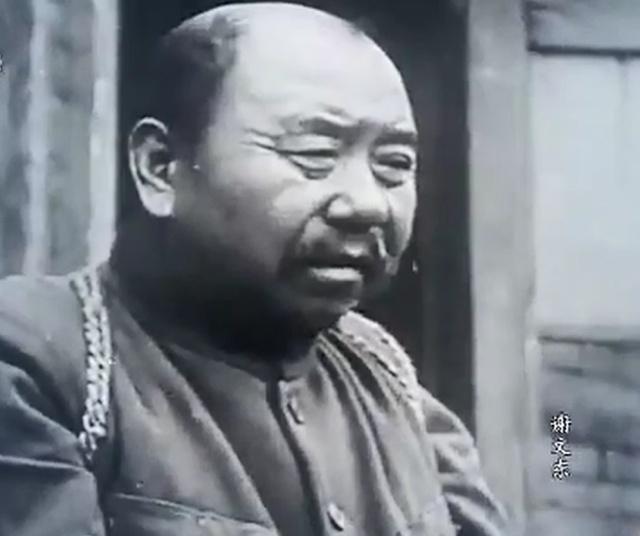 1946年寒冬的剿匪现场，解放军战士踹开破庙木门时，谁会料到跪在佛像前的胖子竟是