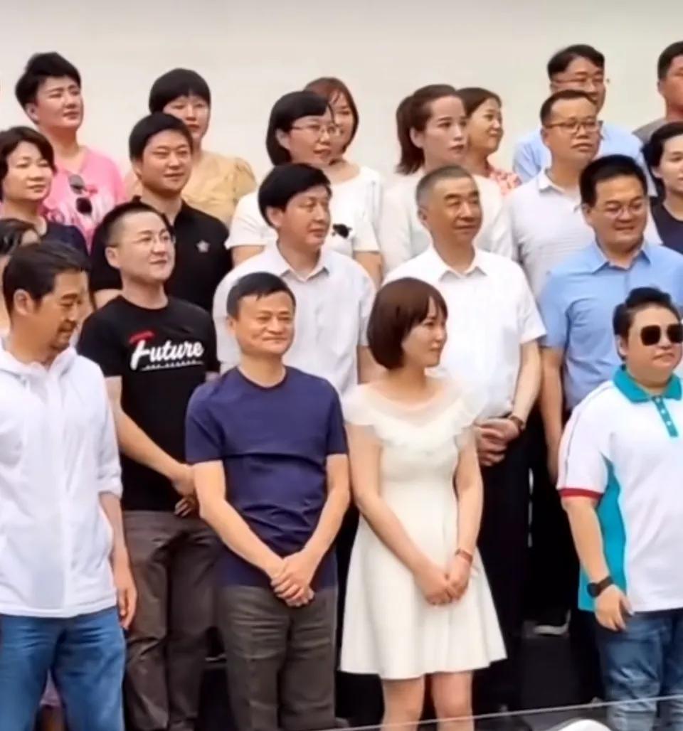 马云、韩红更棒[强]，韩红最正，最可爱，似乎看见了张国立，一群正能量的人在一起！