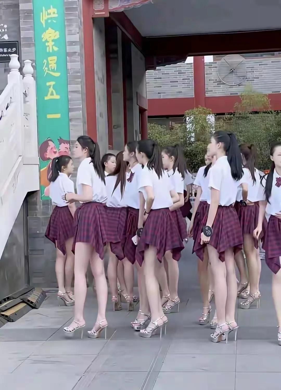 这又是哪个模特学校吧，学费可不便宜，每年没个三五万别想进。