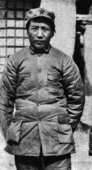 1934年12月，贵州剑河，长征途中。红军队伍正在翻山。毛泽东走在队伍中间。路过