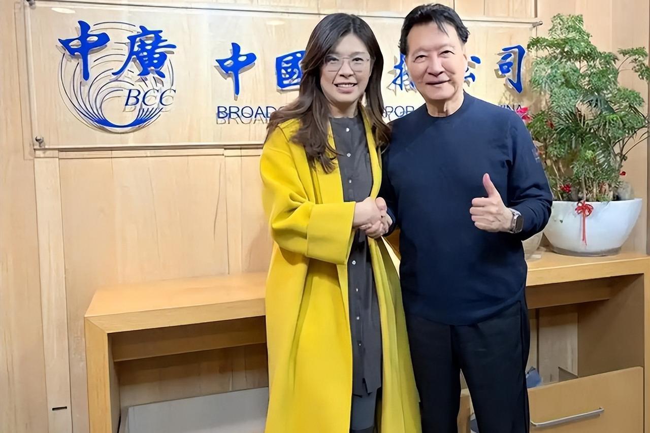 郑丽文这个人还是很有大将之风的，之前参选党主席时被赵少康各种抹黑批评，但还能一笑