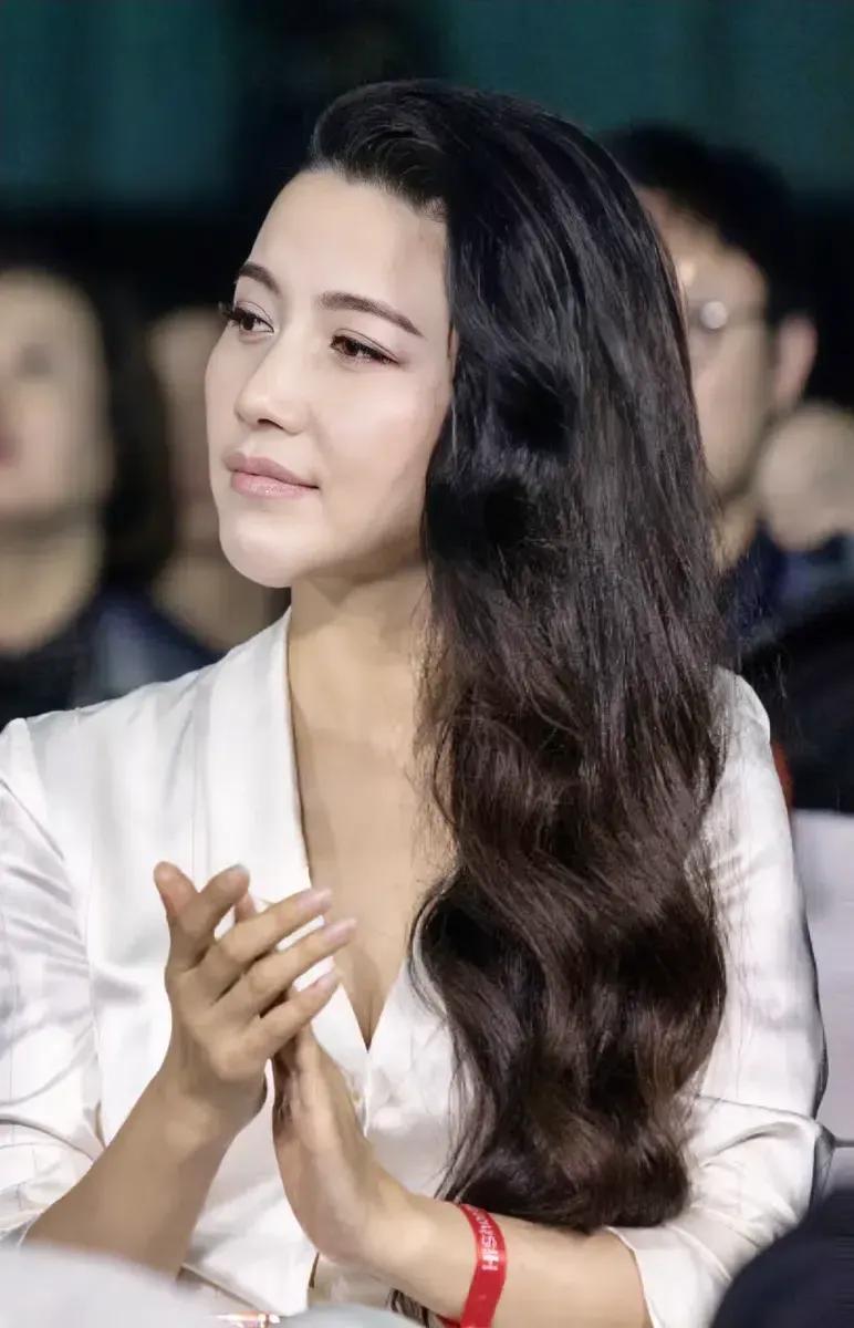 她是中国内地影视女演员，温婉大气，为人低调。

1983年考入北京歌舞团，199