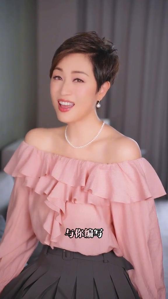 每天爱你多一些，而每过一天，每一天，这醉者，便爱你多些，再多些，至满泻。我发觉我