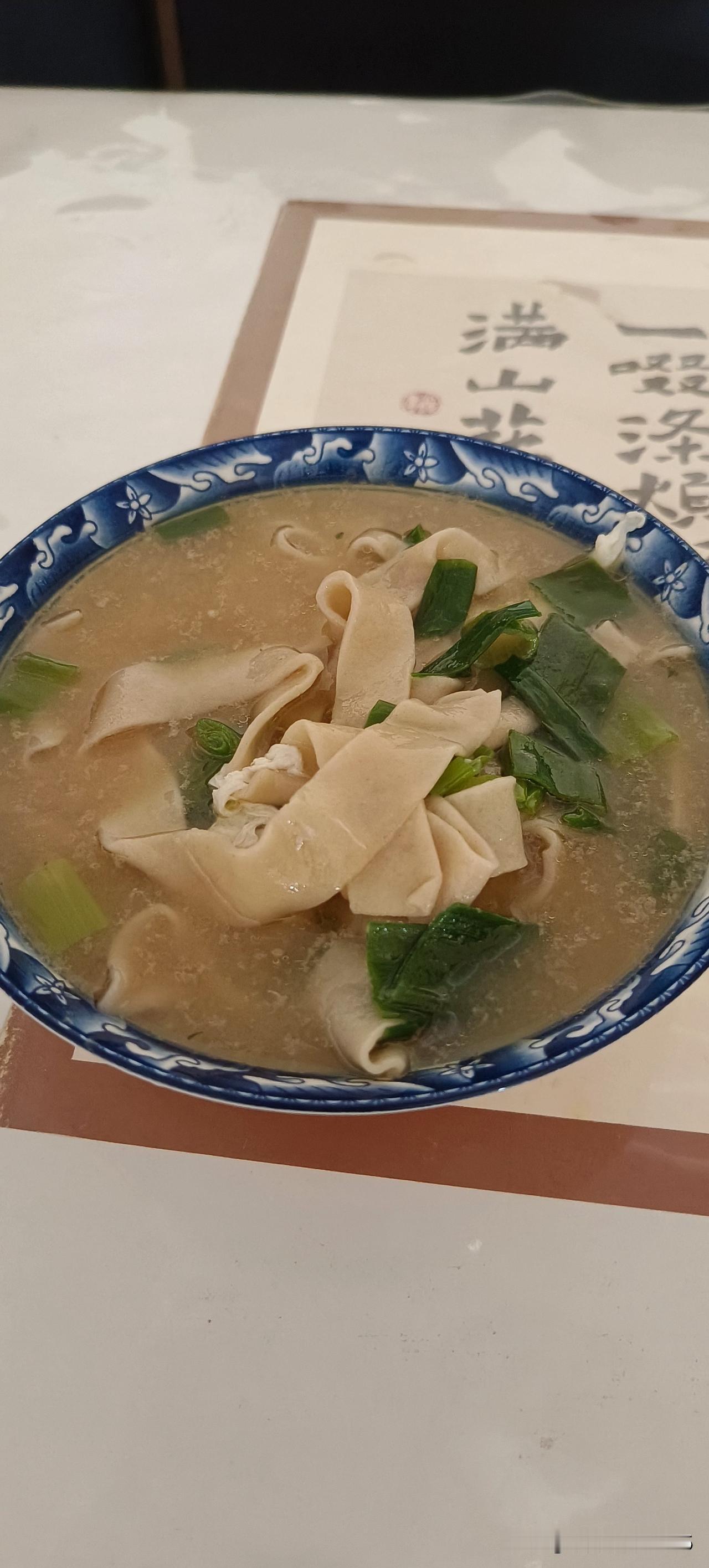 小时候最喜欢吃的早餐就是妈妈早晨起来用葱花炸锅，酱油爆香，这么一碗热腾腾的热汤面