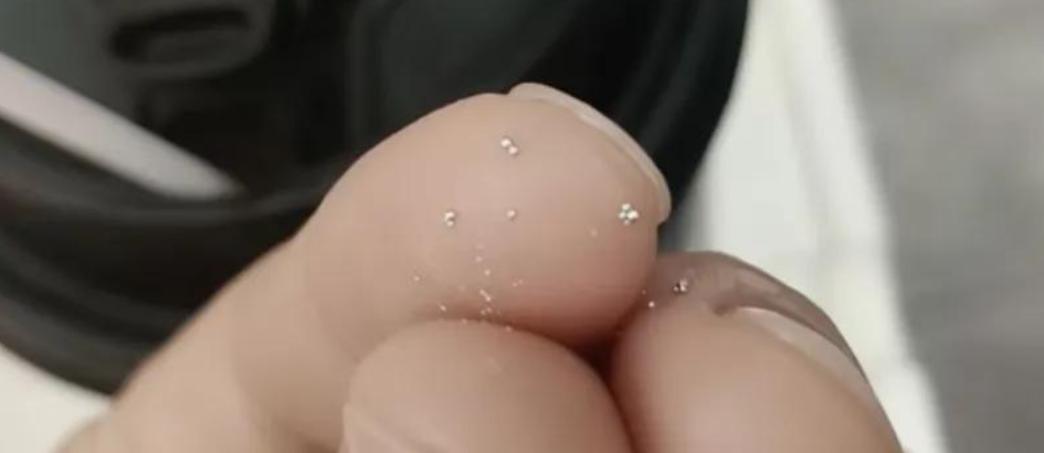 反转来袭！网传霸王茶姬奶茶中喝出水银，引发大众对新茶饮安全的广泛质疑，涉事门店迅