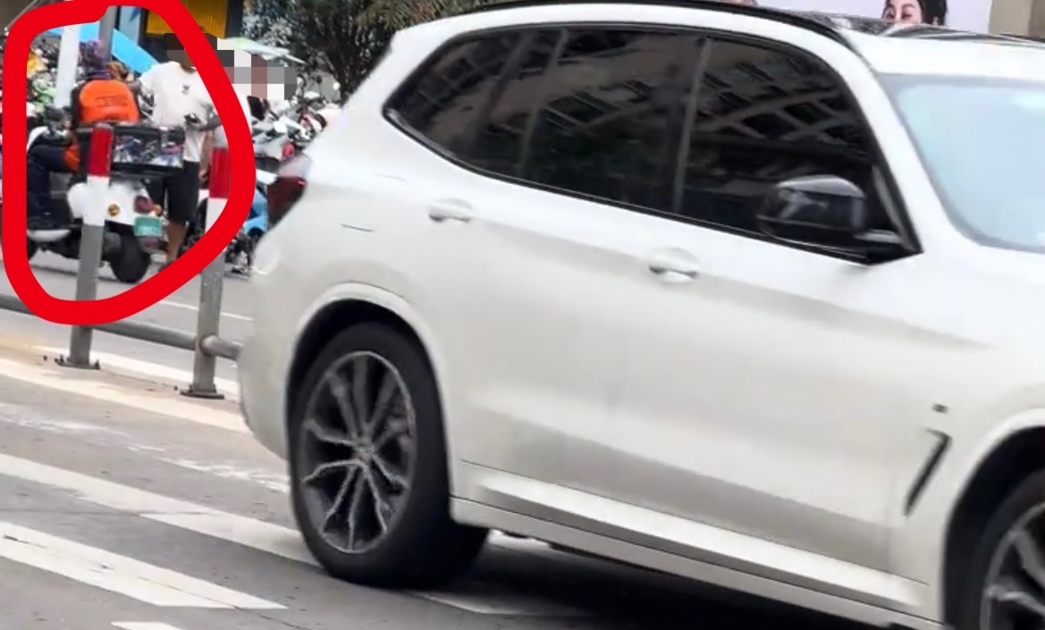 【玉林某达广场门口斑马线有人倒在地上】6月7日，玉林金玉路某达广场门口斑马线上有