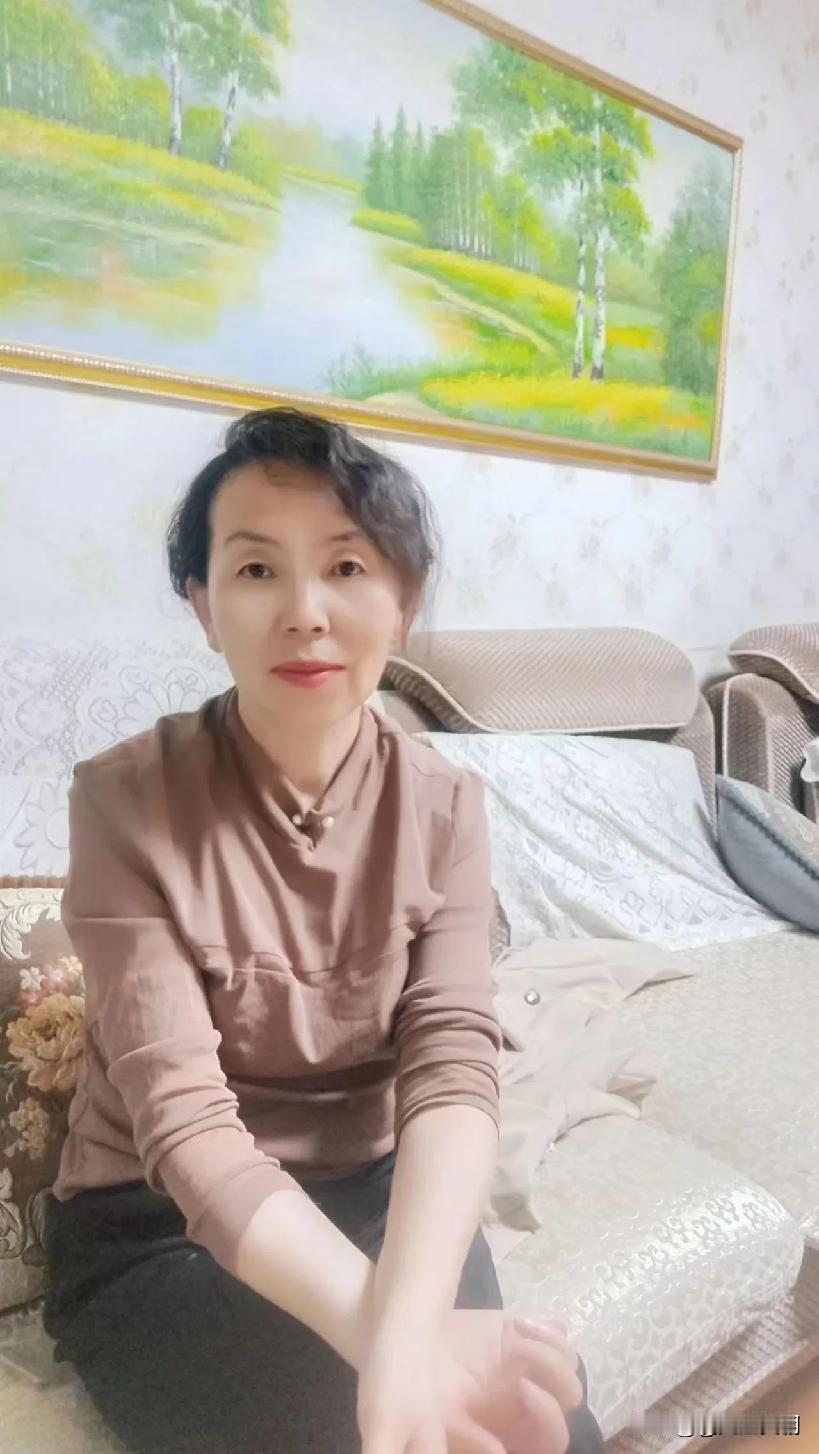 55岁的我，是一个退休后还在努力打工赚钱的老太太。
清晨五点半，当大多数人还在温