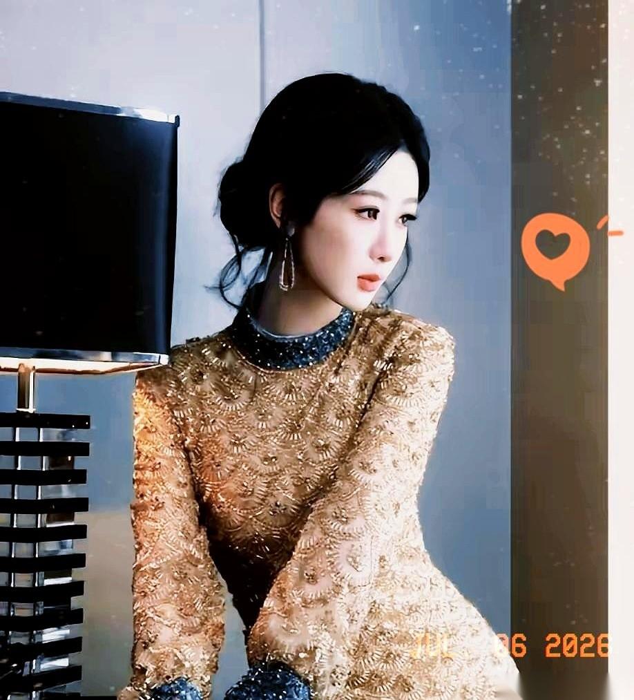 主持人那个话筒，几乎是顶着杨紫的脸问的：“你打算什么时候结婚？生孩子呢？”
空气