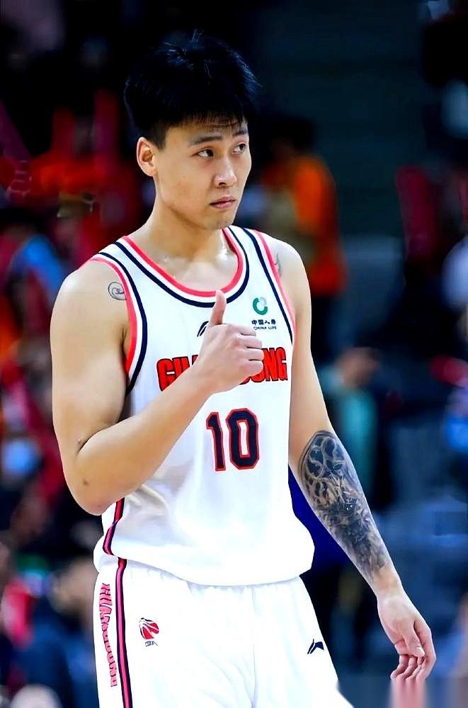 赵睿那身板，搁CBA里确实是横着走的料，甚至敢跟老外硬刚。
但说句扎心的，篮球这