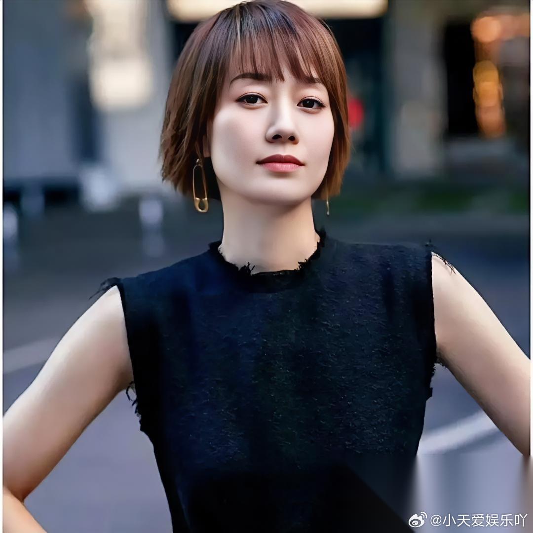 真是怪了！ 马伊琍遇上大风大浪， 从头到尾一声不吭。一开始我还暗自琢磨，她是不是