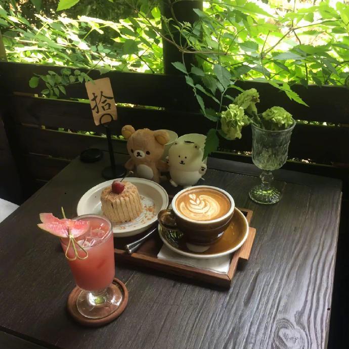 𝗰𝗼𝗳𝗳𝗲𝗲 ☕“人胖了 兜空了 闹钟一响开工了 ” 