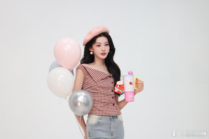 赵晴女鹅感赵晴内娱新晋女鹅 粉贝雷帽搭配蓬松卷发，赵晴的少女感直接溢出屏幕，眉眼