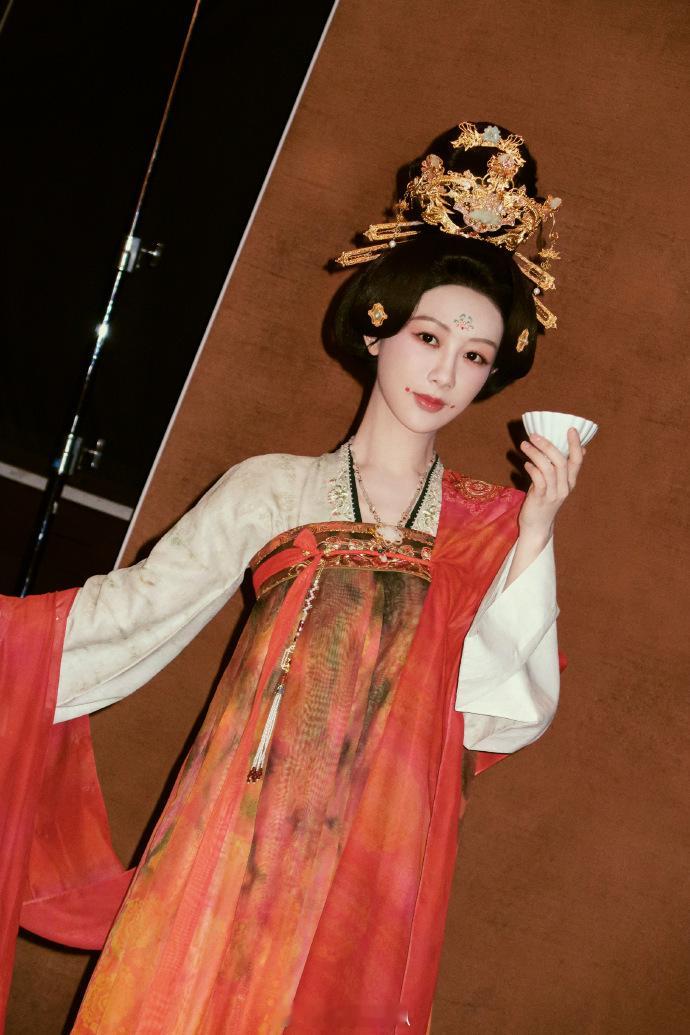 杨紫何惟芳定妆照  杨紫何惟芳霓裳点红妆，定妆照真的好美，期待杨紫国色芳华！  