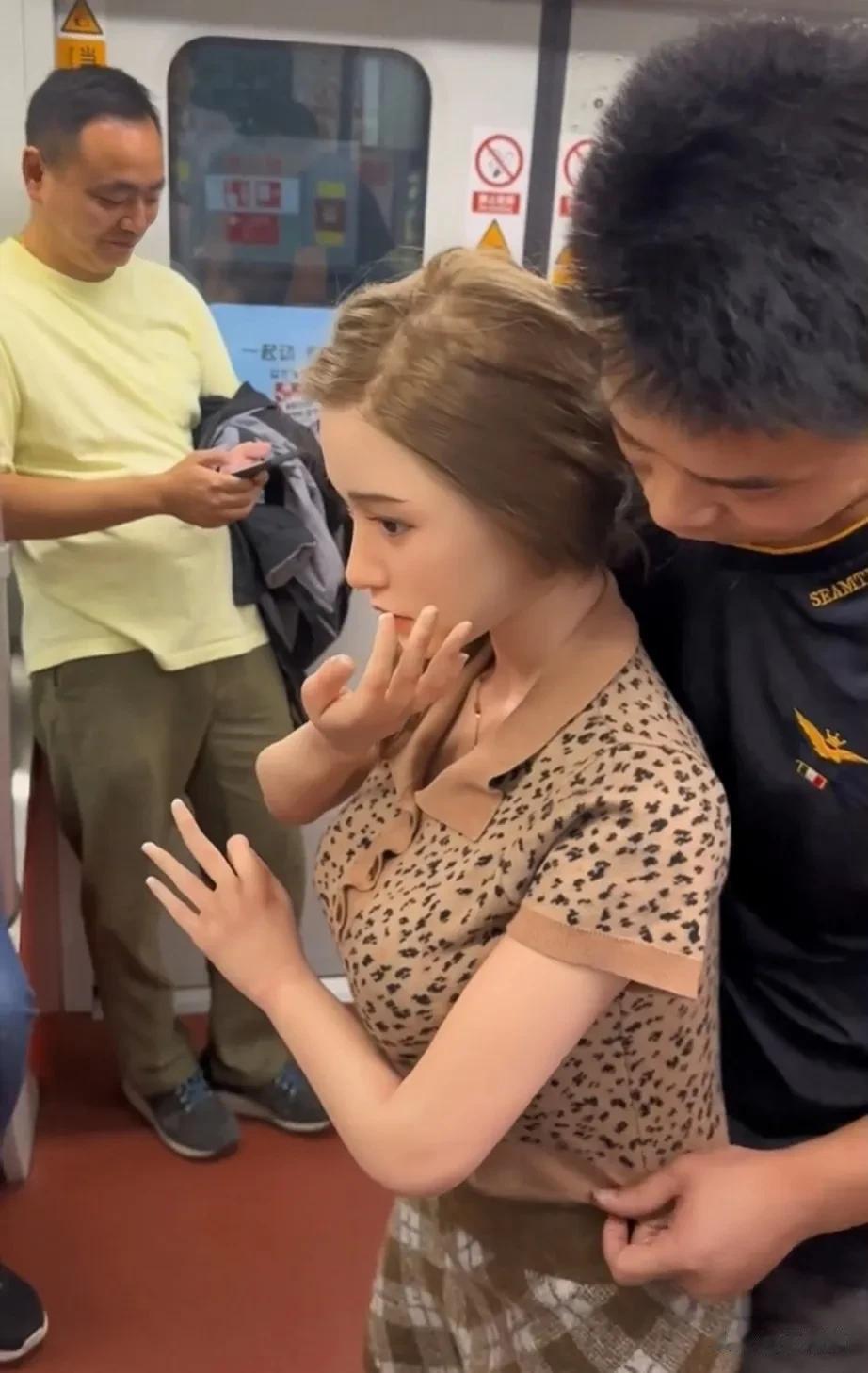 “只要你不尴尬，尴尬的就是别人”，这话说的一点不假，男子背洋娃娃坐地铁，路人纷纷