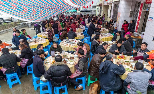 吃席的时候听到一个女人吐槽她儿媳吃席偶然听见一位阿姨吐槽儿媳，句句都是生活里的琐