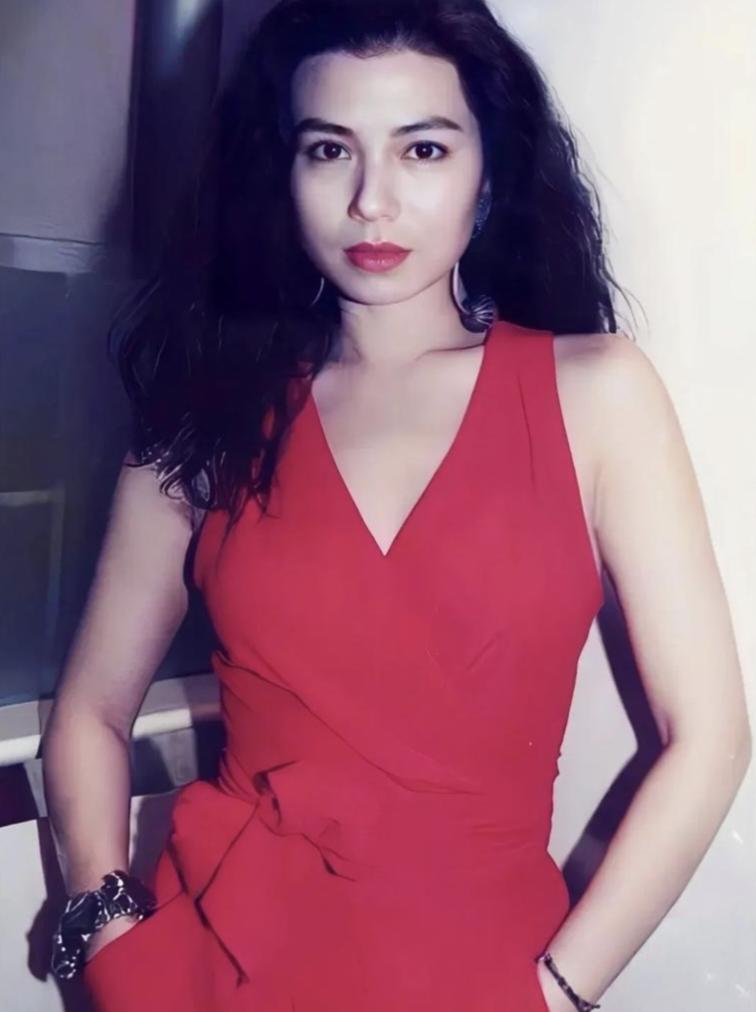 张国荣说：钟楚红是最会穿皮衣的女人，全香港没有哪个女人穿皮衣能比她好看，简单的皮