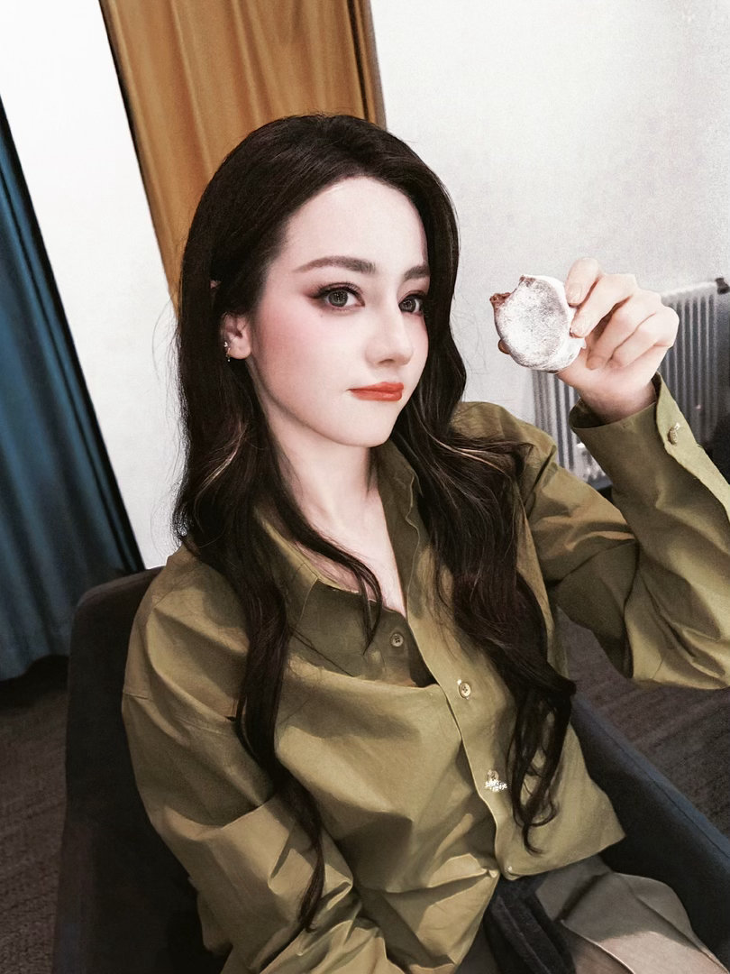 迪丽热巴给粉丝戴戒指 dlrb我的超话卡册 “玫瑰赠予你心动随之而去爱意不止𝒯