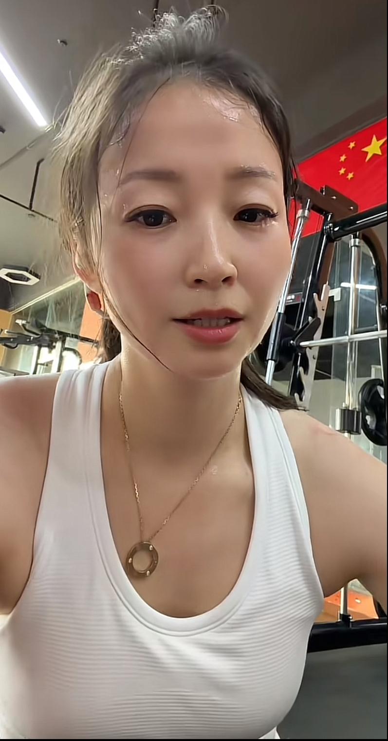 张大炮的美女老婆小鱼儿，独守空房。
炮哥这次去新疆跑业务、做助农直播，没带她一起