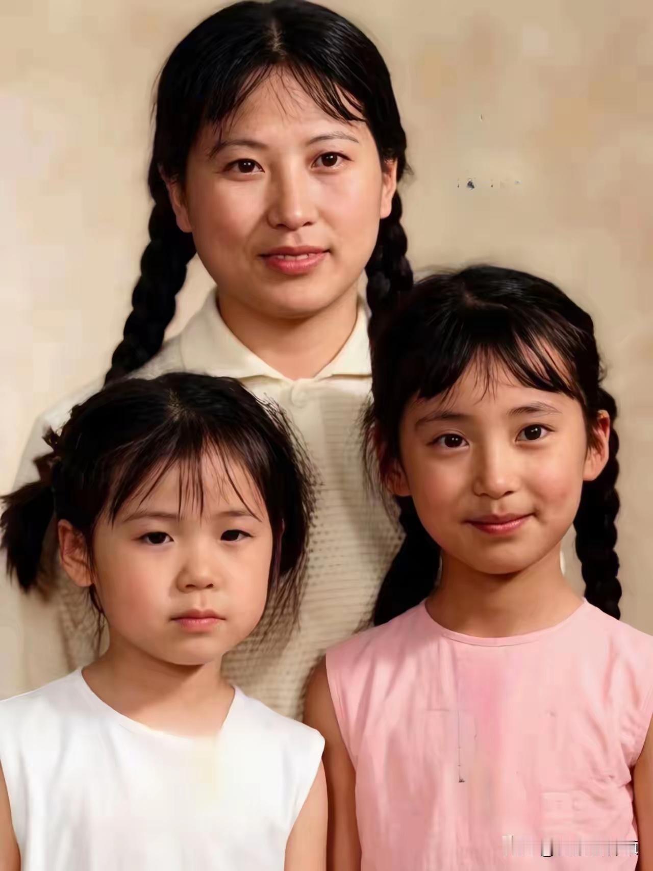 小旭和妈妈好像啊
一样的脸型
一样的眉眼
简直就是妈妈的复制粘贴