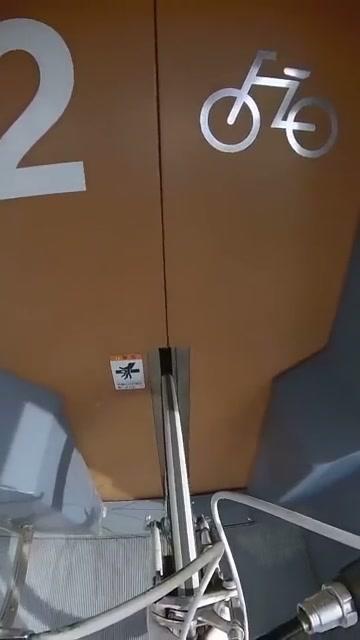 日本有个自动自行车车库，把车放进去，它自己就沉到地下存起来。这技术其实来自荷兰，