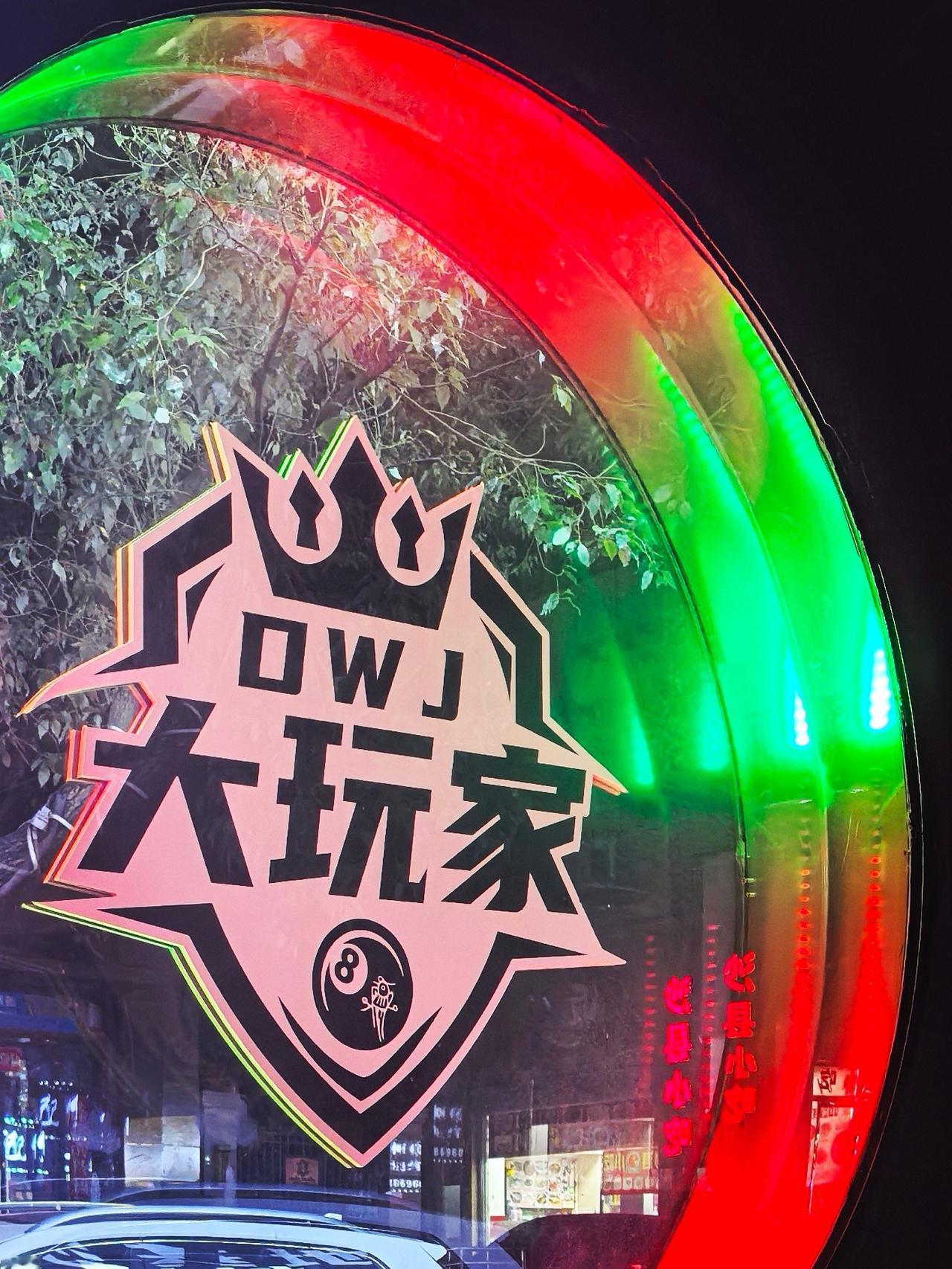 商场如战场。漫步居住沿街，店铺出租、开业、转让，披红挂彩，短的一个月，长的半年。